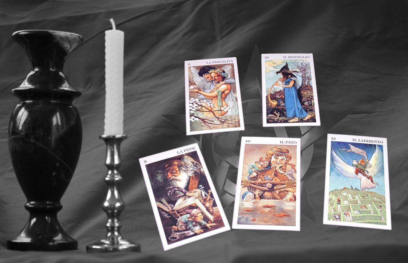 Tarotkarten und eine Kerze